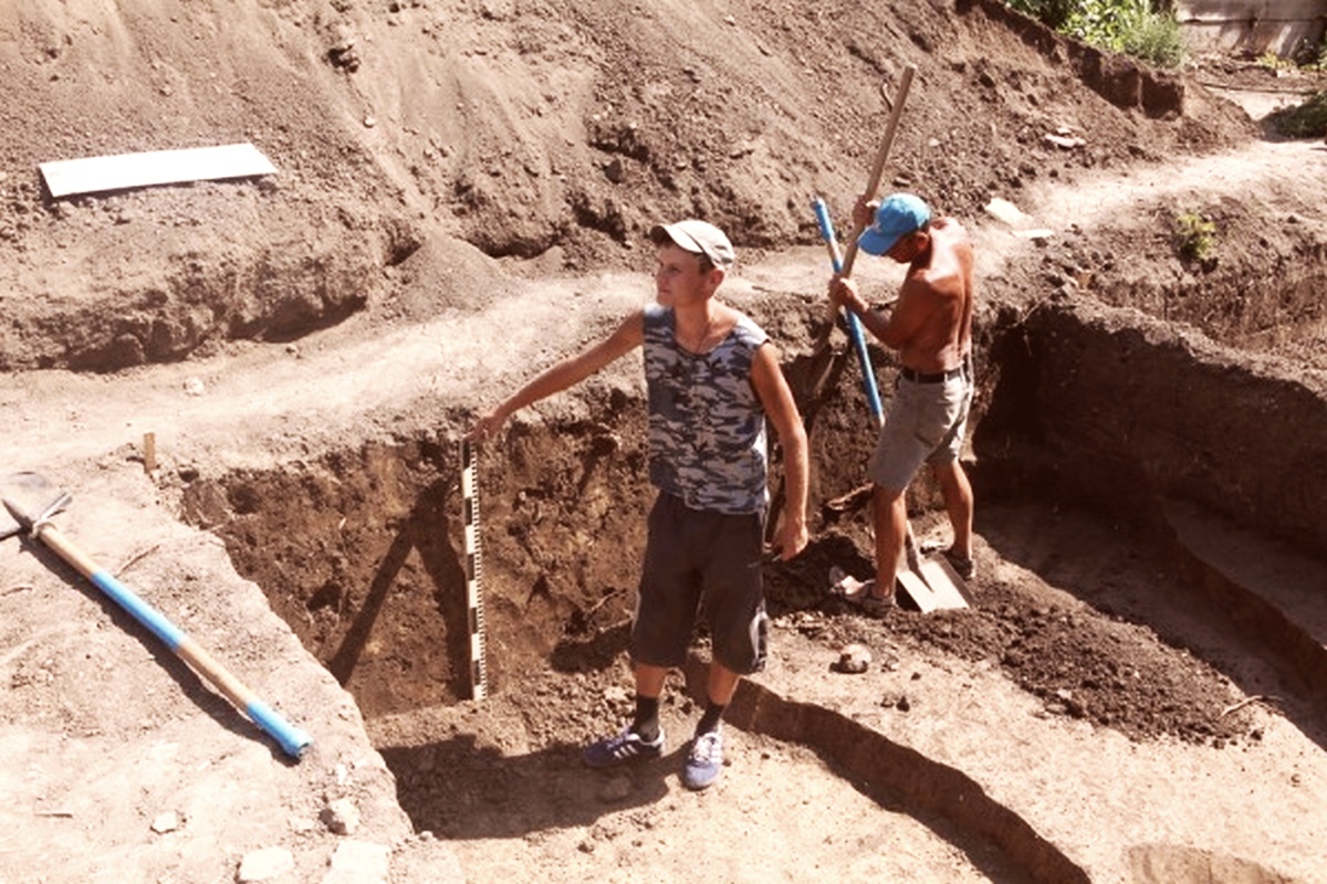 Археологи рассчитывают побывать внутри здания XIV века.