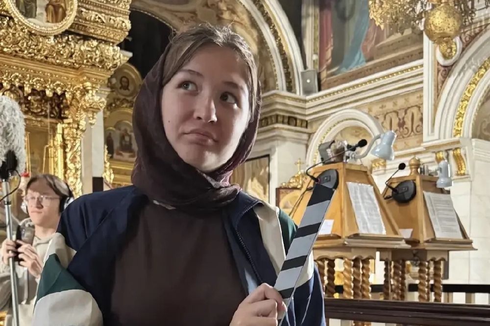 Главная героиня, потеряв надежду, ушла в веру.