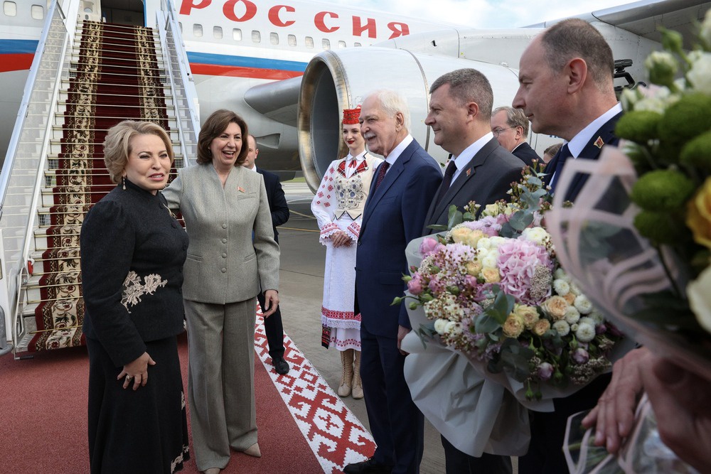 Валентину Матвиенко встречала председатель верхней палаты белорусского парламента Наталья Кочанова.