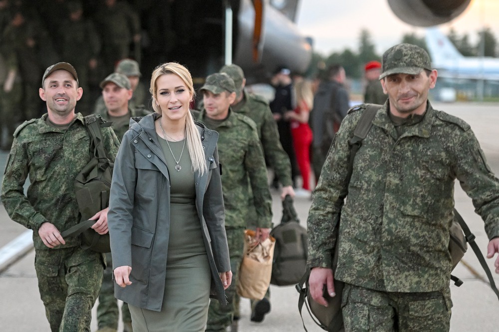 Уполномоченный по правам человека в РФ Яна Лантратова встречает освобожденных пленных.