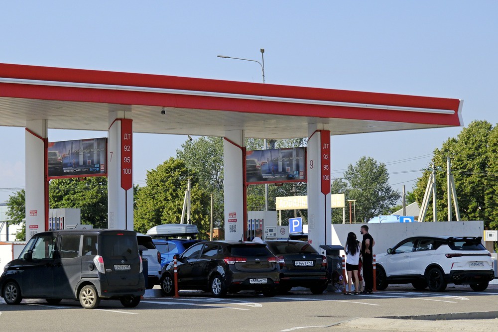 В Краснодарском крае движение по трассе "Дон" в сторону Черного моря пока не очень напряженное. Бензин есть.