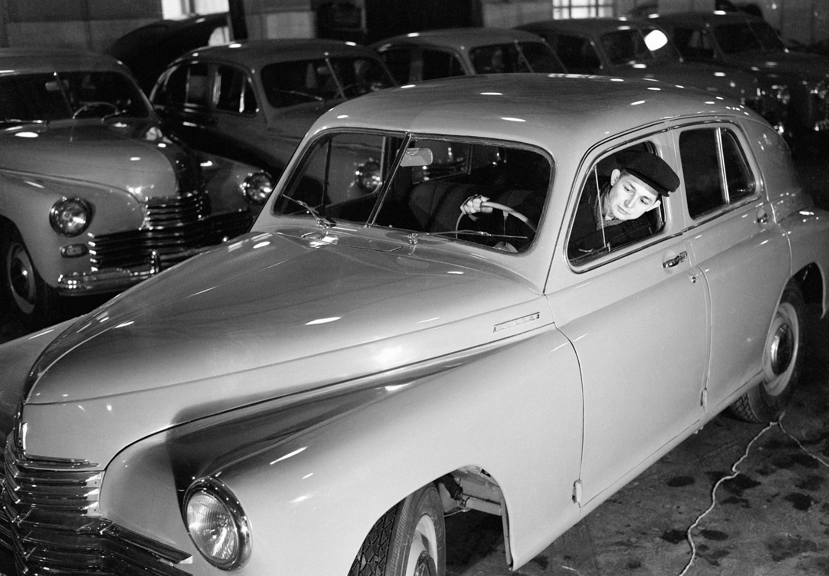 В гараже магазина "Автомобили" на Бакунинской улице в Москве. 1949 год.