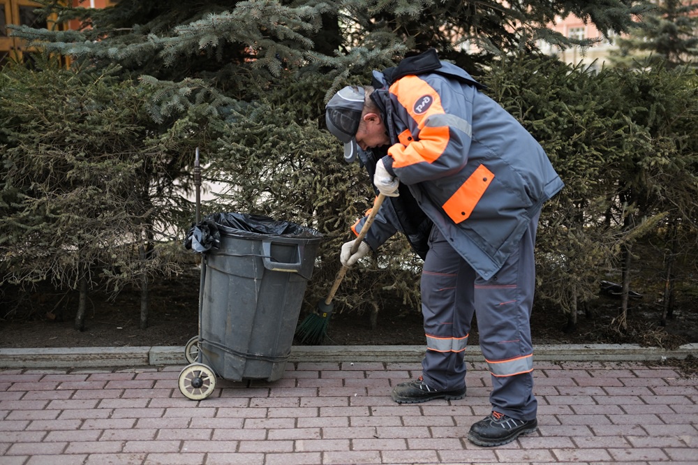 Дворницкая метла постепенно уходит в прошлое, теперь на службе у коммунальщиков искусственный интеллект.
