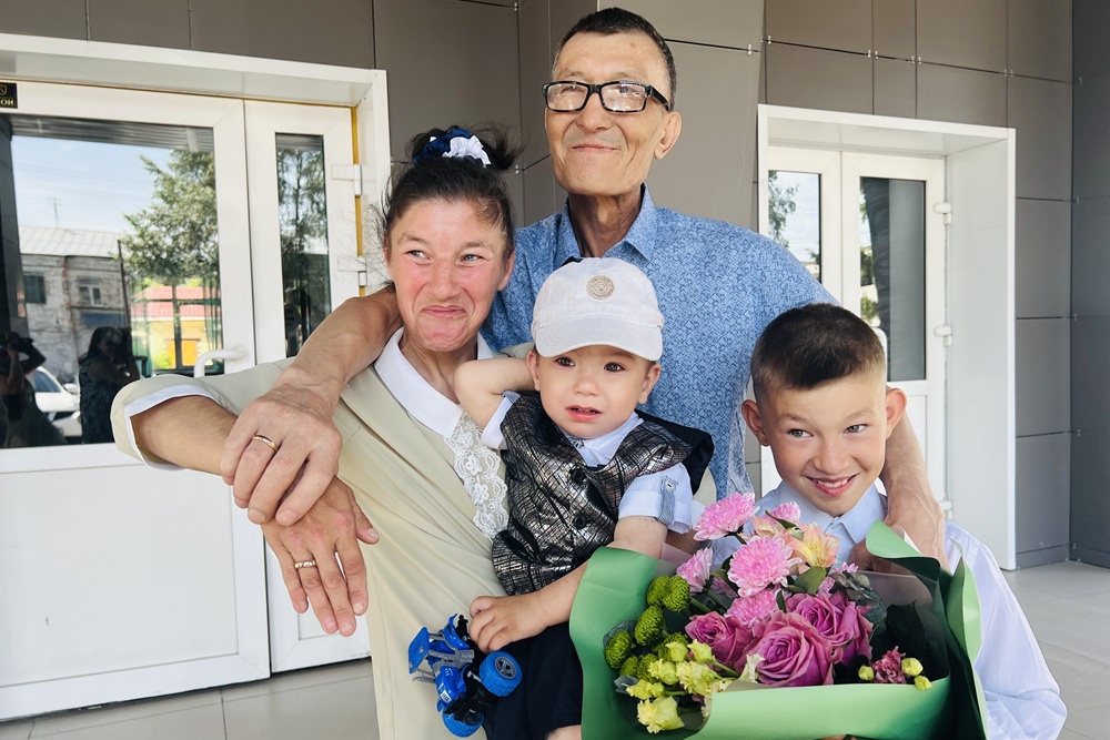 Леонид Тен стал официальным супругом любимой Наташе и отцом своим родным детям - Артуру и Артему. Леонид Тен стал официальным супругом любимой Наташе и отцом своим родным детям - Артуру и Артему.