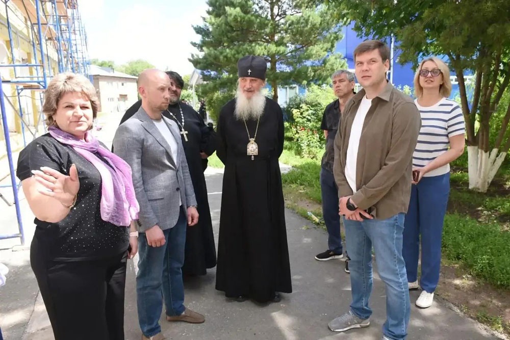 У школы в Краснохолме Альберт Юмадилов встретил митрополита Оренбургского Петра, который положительно оценил ход ремонта.