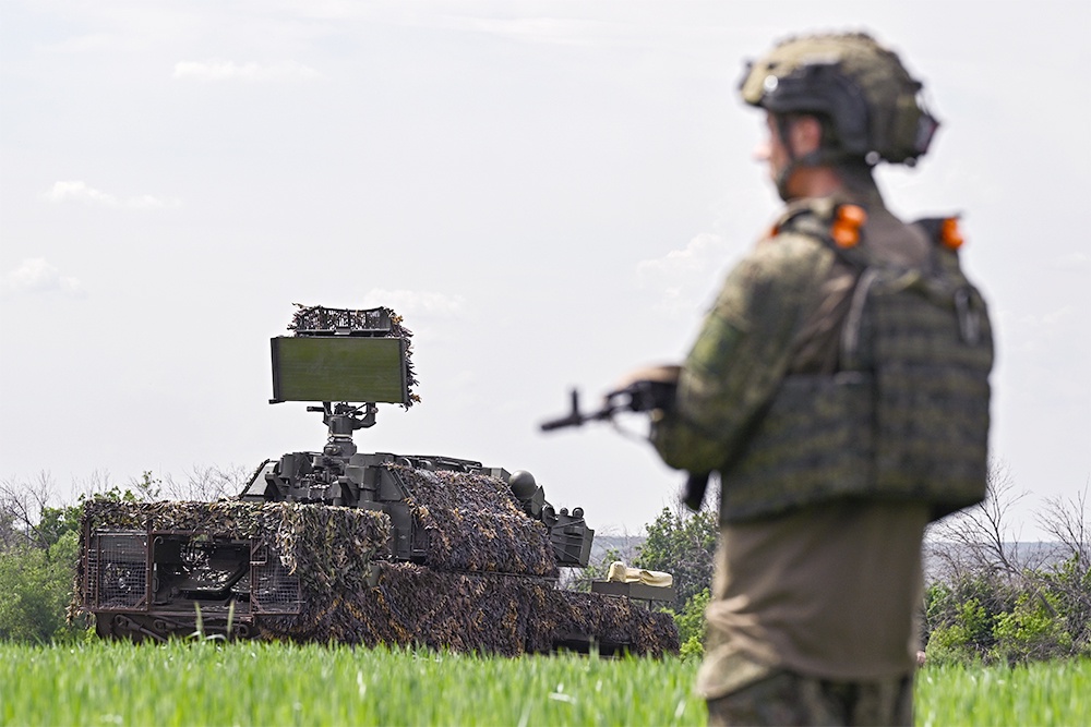 Военнослужащий расчета зенитного ракетного комплекса "Тор-М2".