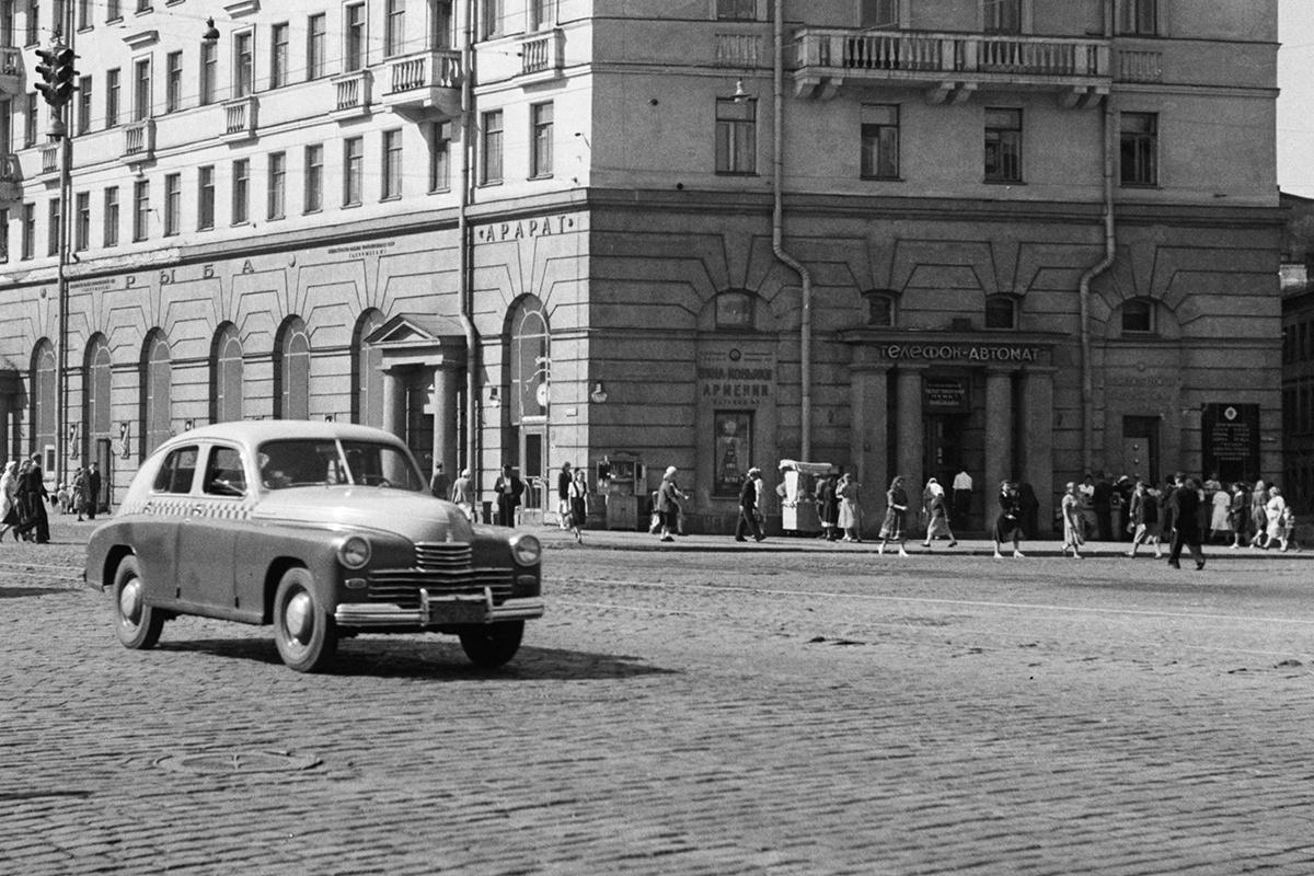 "Победа" на Лиговском проспекте в Ленинграде. 1951