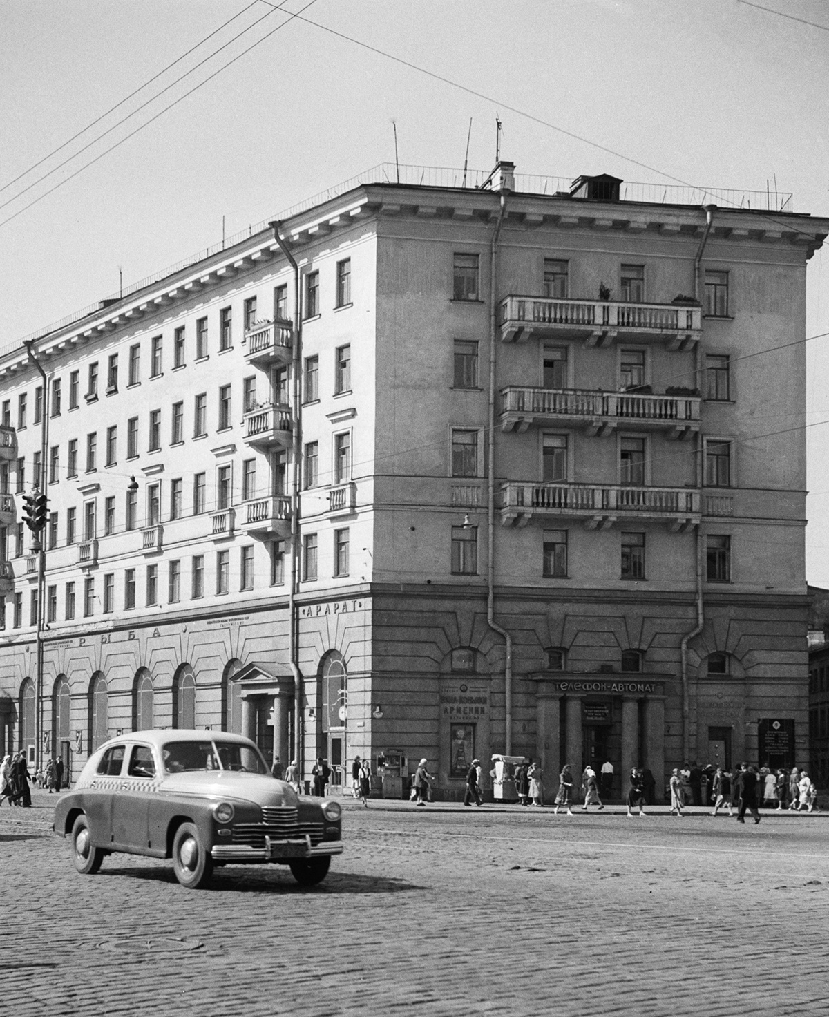 "Победа" на Лиговском проспекте в Ленинграде. 1951 "Победа" на Лиговском проспекте в Ленинграде. 1951