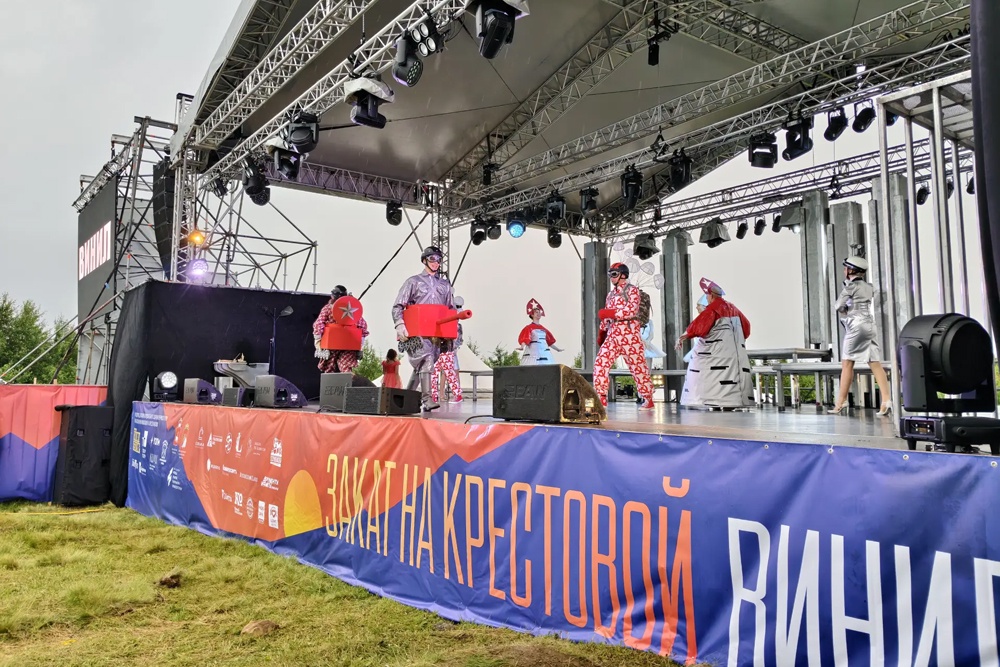Герои мюзикла "Винил" - стиляги, похожие на персонажей известного отечественного фильма.