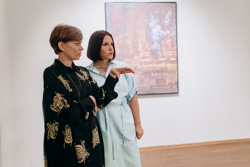 Екатерина Проничева, директор ГМИИ им. А.С. Пушкина, и Анастасия Горелкина, председатель совета директоров ХК "СДС" на открытии выставки. 