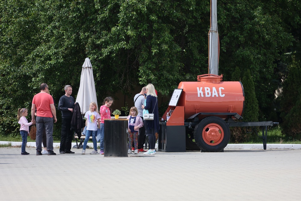 В некоторых городах возобновили уличную торговлю квасом из автоцистерн.