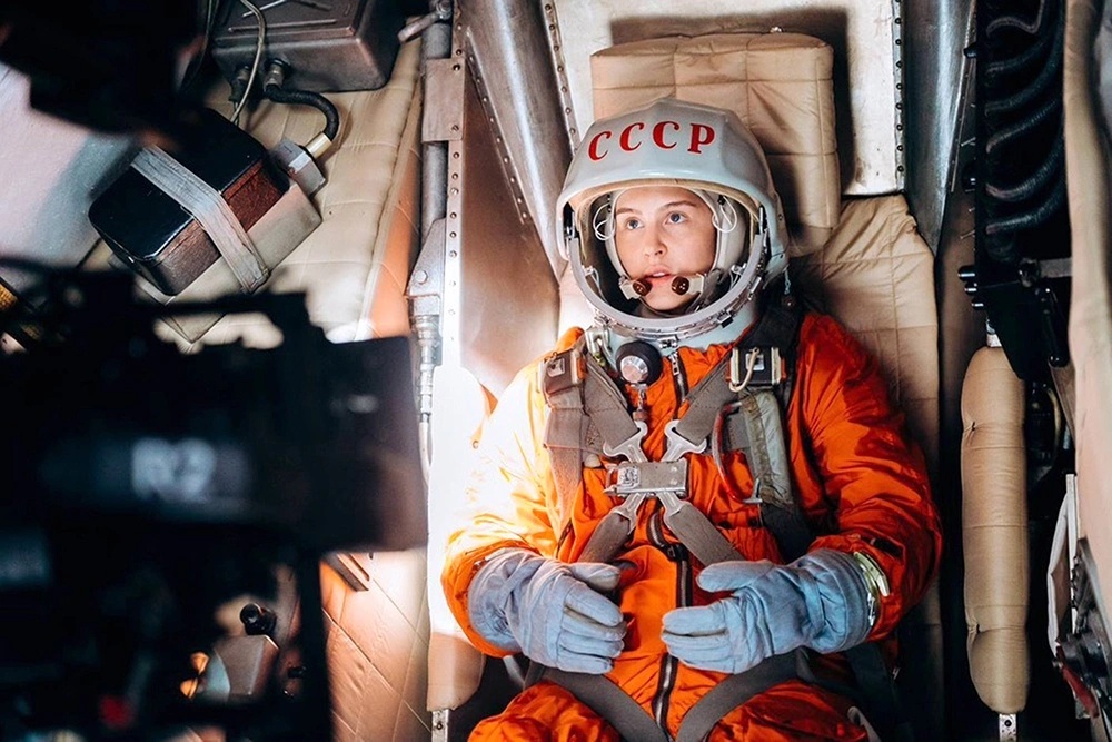 Каждый день актриса Леонела Мантурова по 10 часов носит скафандр.
