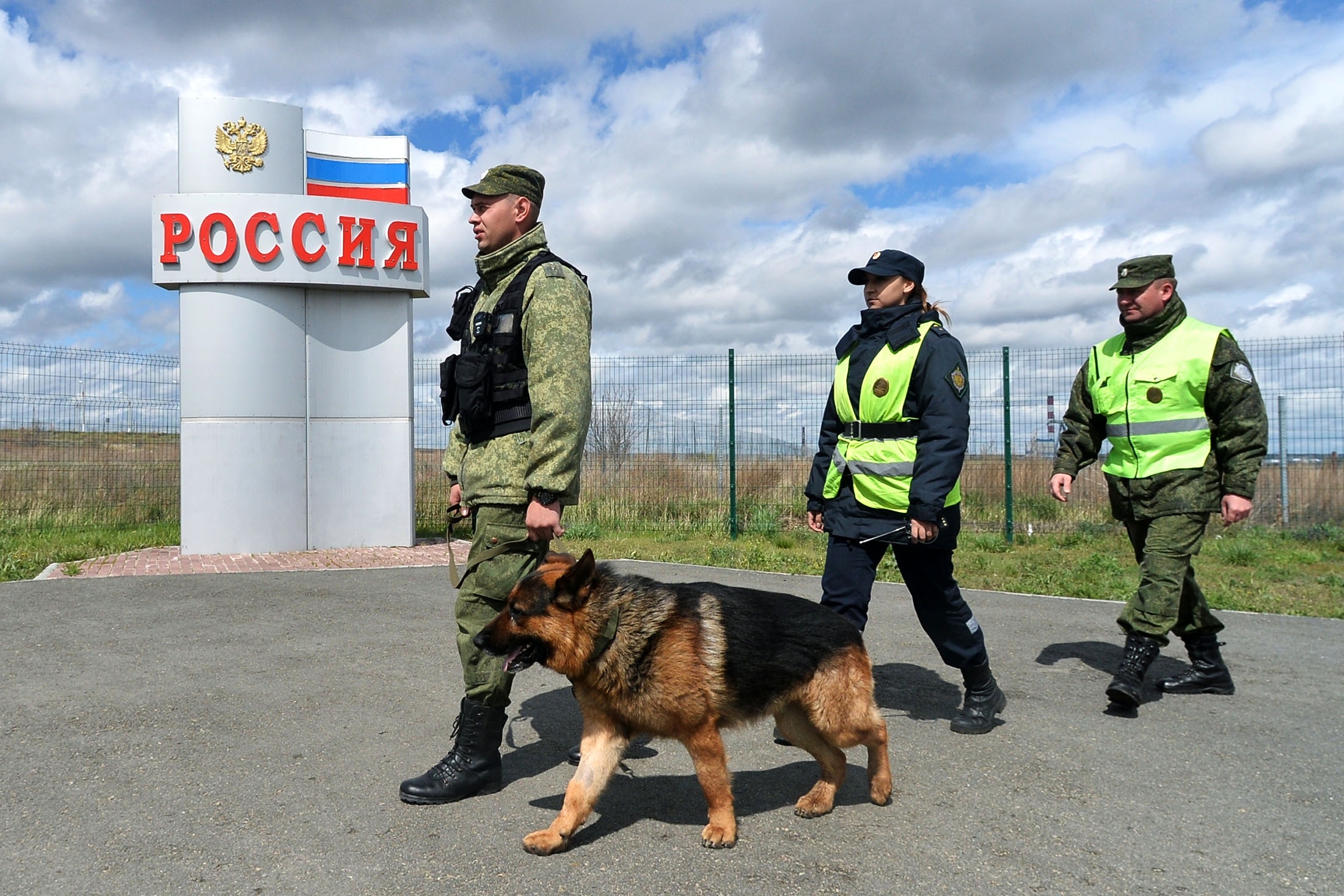2022 год. Военнослужащие пограничной службы ФСБ РФ по Челябинской области возле многостороннего автомобильного пункта пропуска "Бугристое" на российско-казахстанской границе. 