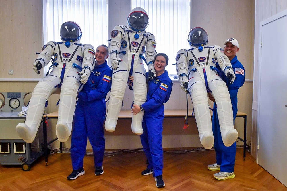 Важная часть первой "примерки"
корабля - работа основного экипажа в скафандрах.