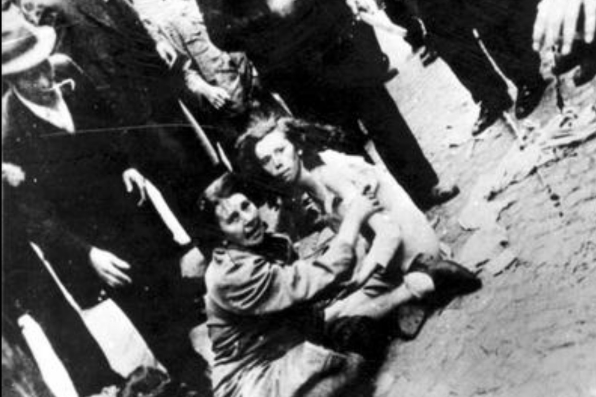 Националисты издеваются над женщиной и девушкой во Львове. Июль 1941 года.