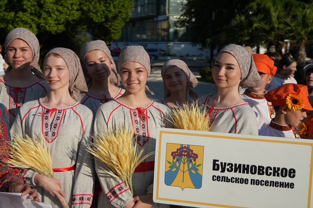 На фестиваль "Кубанский казачок" приехали самодеятельные артисты из всех уголков страны На фестиваль "Кубанский казачок" приехали самодеятельные артисты из всех уголков страны