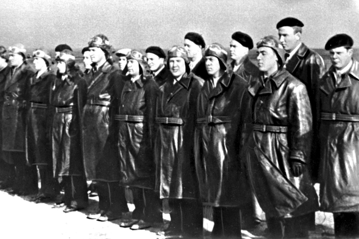 Советские летчики отправляются в Испанию. Советские летчики отправляются в Испанию.