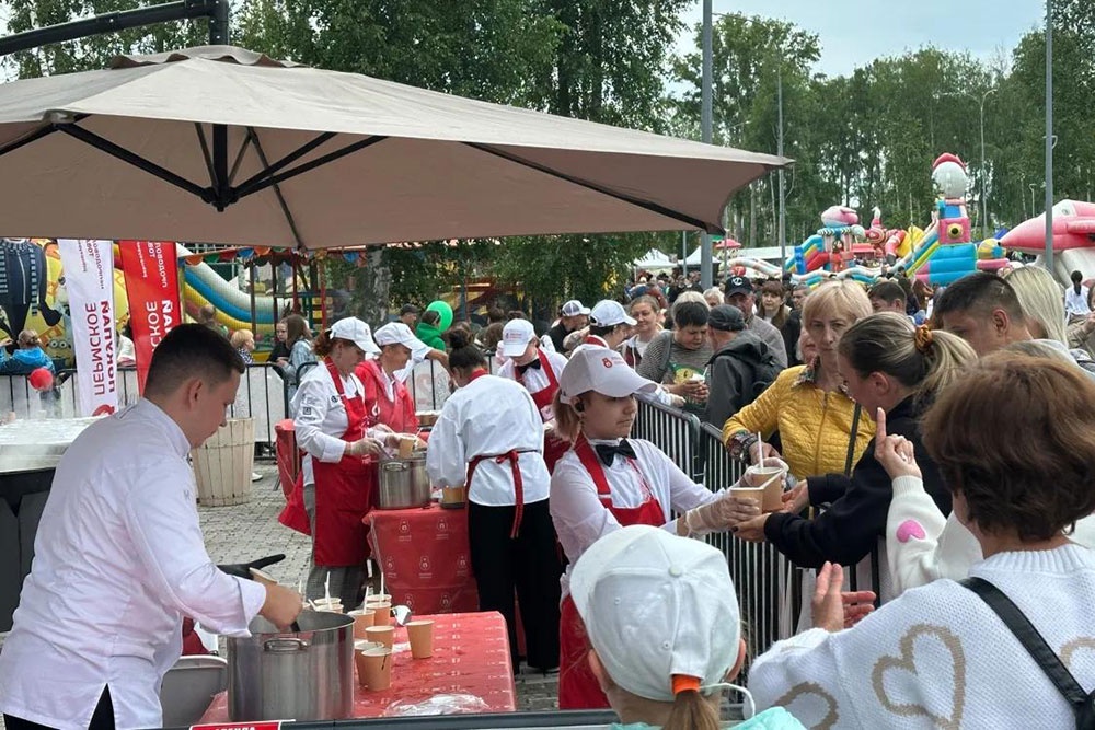 Жители Березников на Дне города попробовали несколько блюд из меню аутентичной уральской кухни.