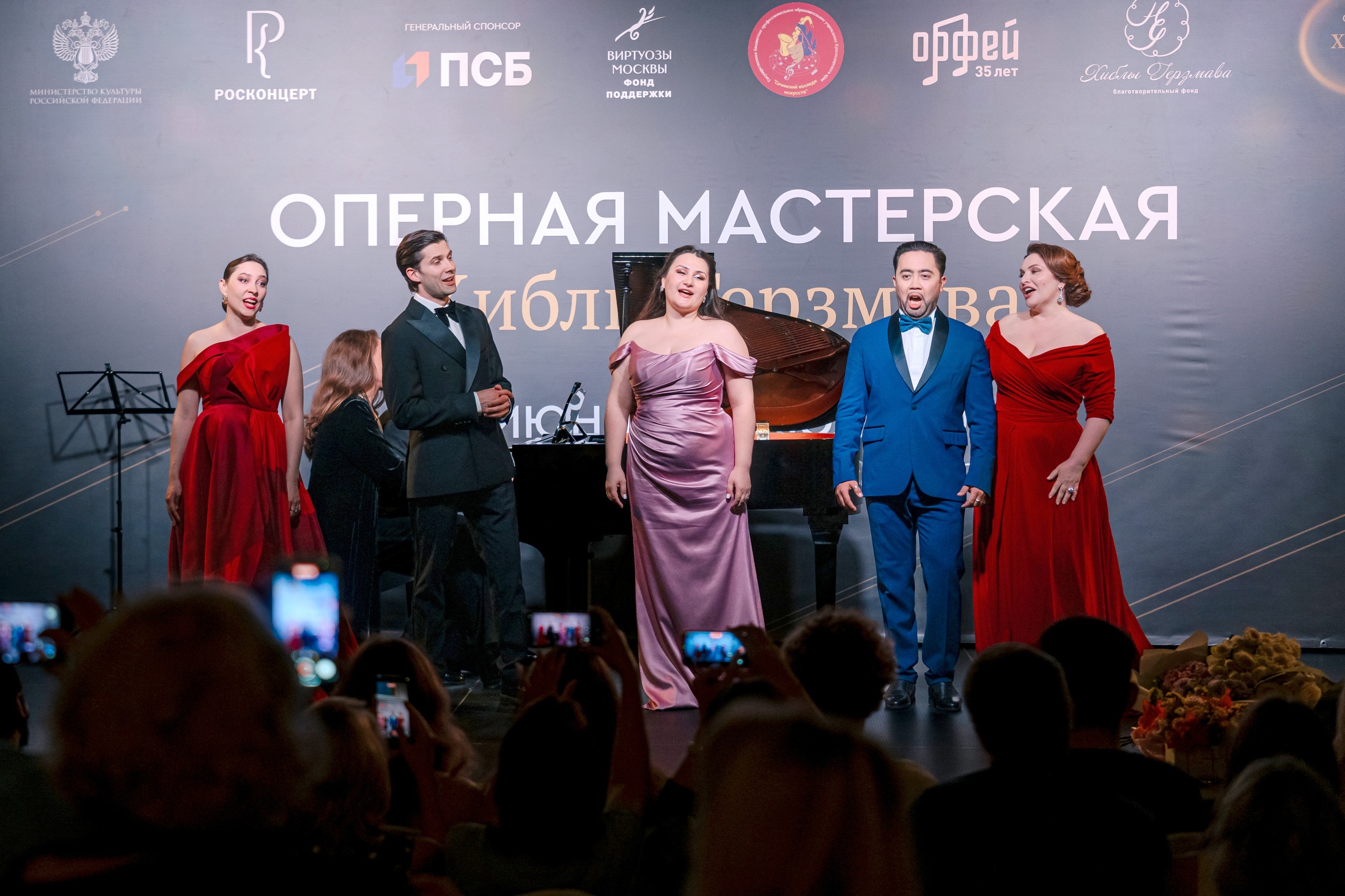 Половина из участников оперной мастерской вместе с оперной дивой завершили концерт-открытие.