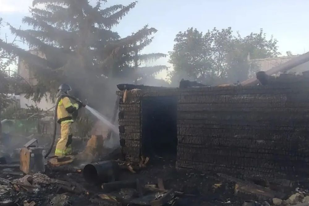 В Челябинске при пожаре в СНТ "Дружба" погибли мужчина и две женщины.