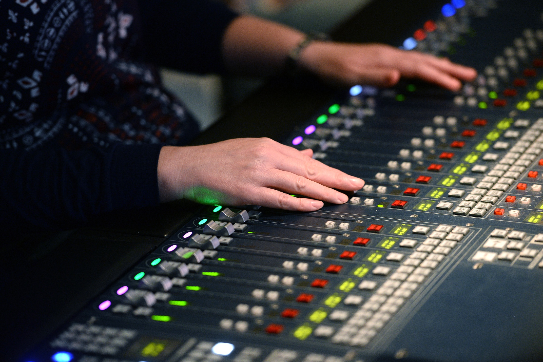 2016 год. Звукорежиссер в эфирной аппаратной первой студии программы "Вести" в здании Всероссийской государственной телевизионной и радиовещательной компании (ВГТРК). 