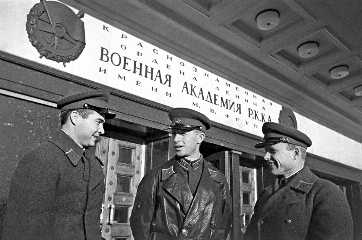 Слушатели академии (справа налево): Д.Д. Погодин, А.И. Родимцев, М.Ф. Потапов.