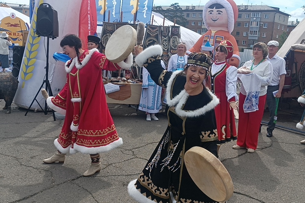В Улан-Удэ на площадке вблизи Физкультурно-оздоровительного комплекса в рамках фестиваля "Алтаргана" открылся юрточный городок В Улан-Удэ на площадке вблизи Физкультурно-оздоровительного комплекса в рамках фестиваля "Алтаргана" открылся юрточный городок