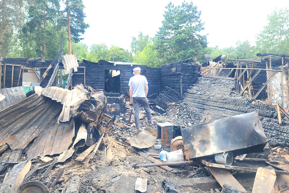 Пожар за считанные минуты уничтожил дом и все имущество жильцов. Пожар за считанные минуты уничтожил дом и все имущество жильцов.