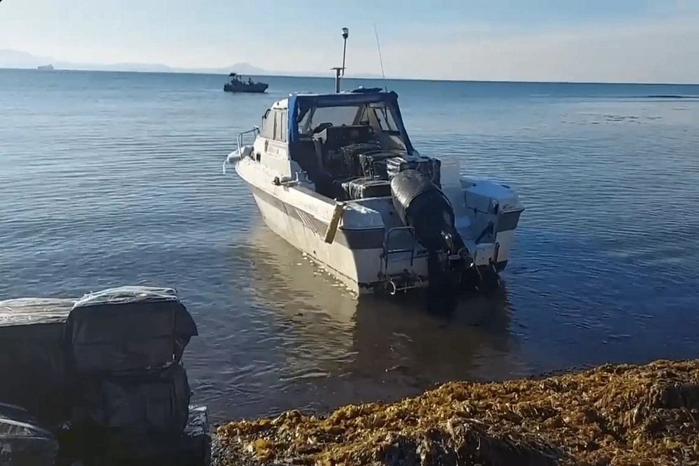Подозреваемые планировали вывезти живого краба на катере в воды исключительной экономической зоны, где планировали перегрузить товар на другое судно Подозреваемые планировали вывезти живого краба на катере в воды исключительной экономической зоны, где планировали перегрузить товар на другое судно