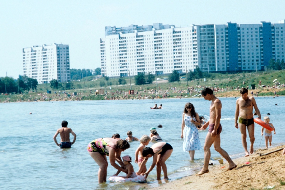 На пляже в новом московском районе Строгино в июле 1983 года.