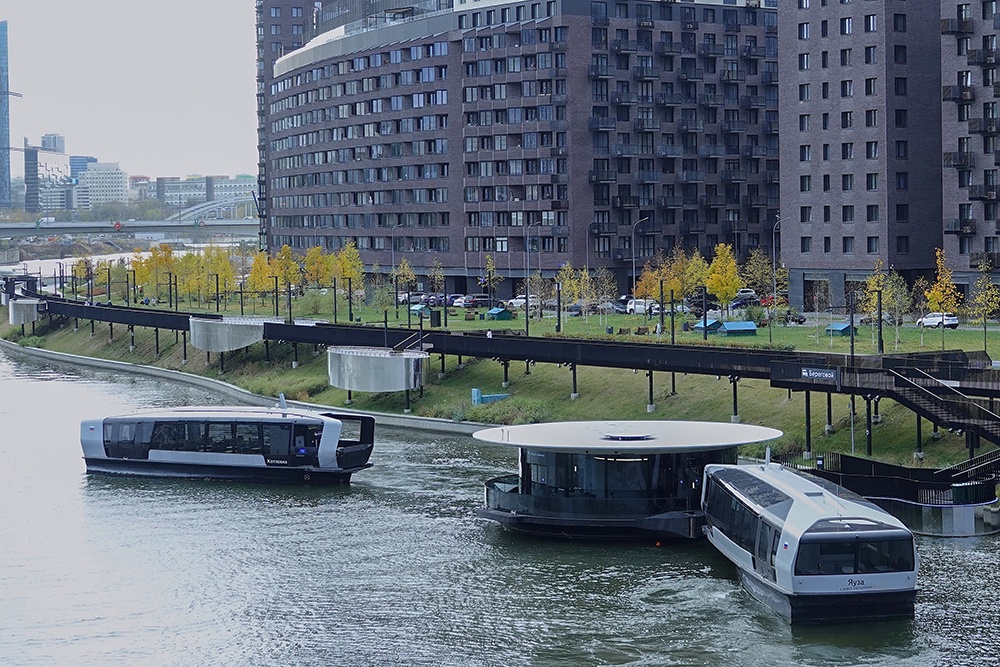 Вместо авто - речной трамвайчик на Москва-реке. Почему бы и нет? Отходит от берега строго по расписанию.