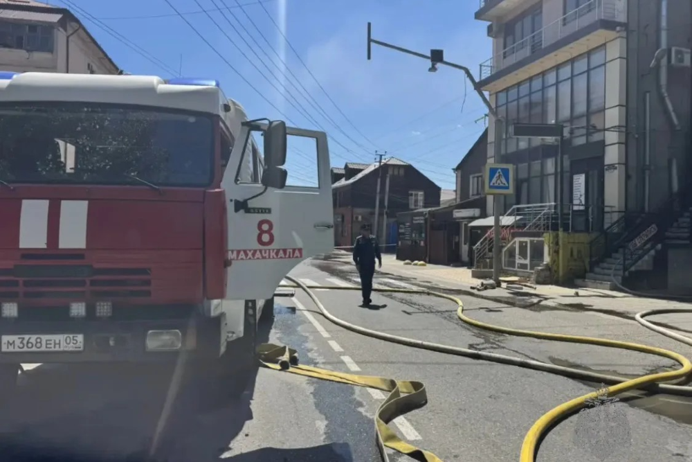 В Махачкале, пожарные ликвидируют возгорание на улице Исмаилова, дом 95. В Махачкале, пожарные ликвидируют возгорание на улице Исмаилова, дом 95.