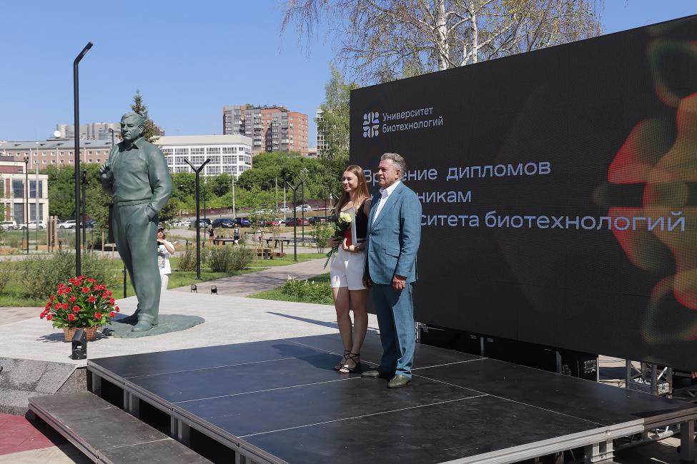 Андрей Шимкив вручил диплом одной из выпускниц