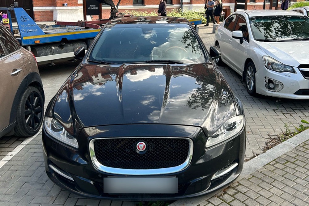 У жителя Екатеринбурга забрали Jaguar в счет задолженности по налогам и штрафам.