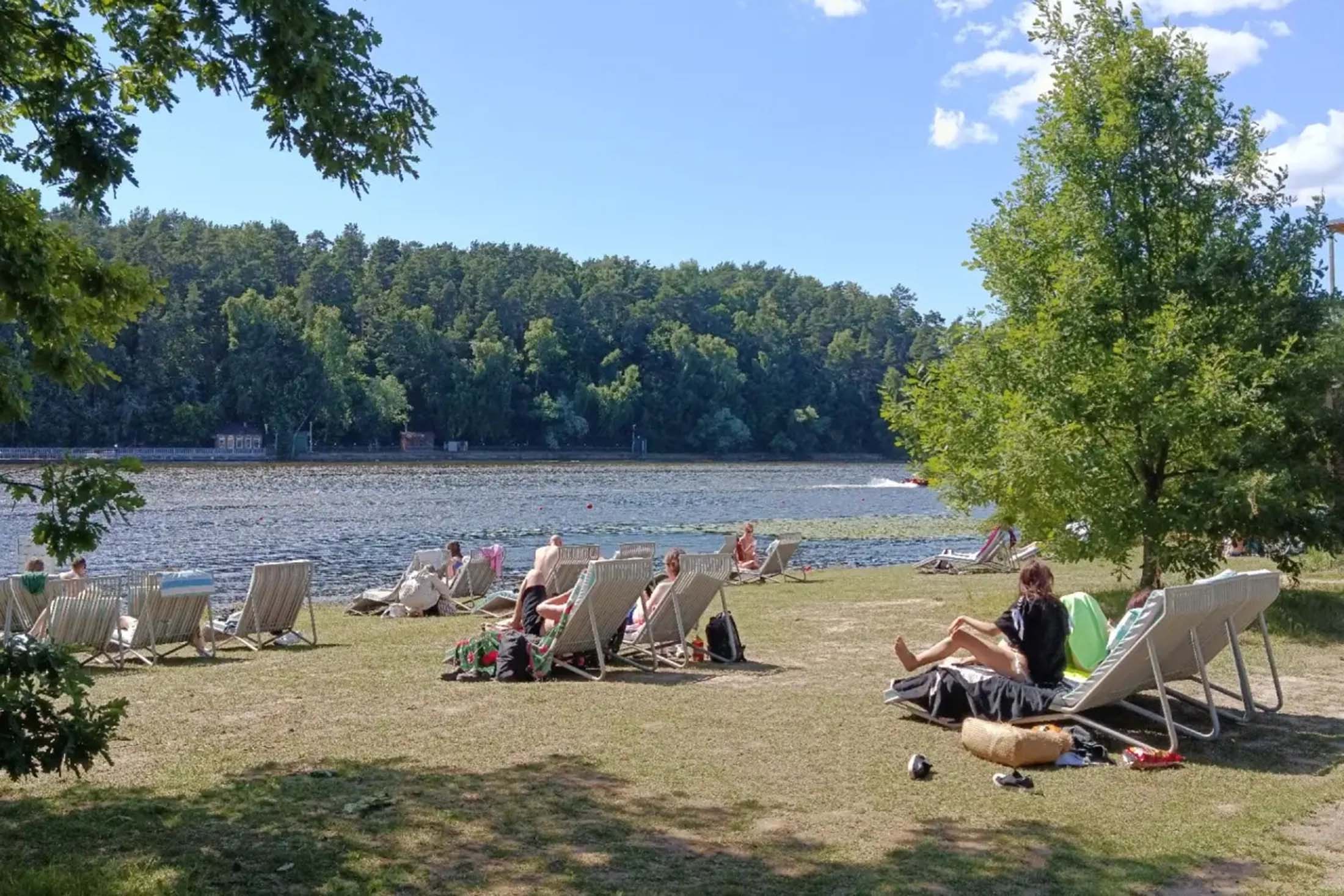 Серебряный Бор - это не про песчаные замки у кромки воды. Песок здесь только на входе в реку, остальное - травяной ковер, который приятно холодит ноги в жару. Серебряный Бор - это не про песчаные замки у кромки воды. Песок здесь только на входе в реку, остальное - травяной ковер, который приятно холодит ноги в жару.