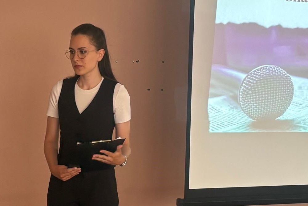 Без пяти минут магистры стараются держаться свободно, но волнение чувствуется. 