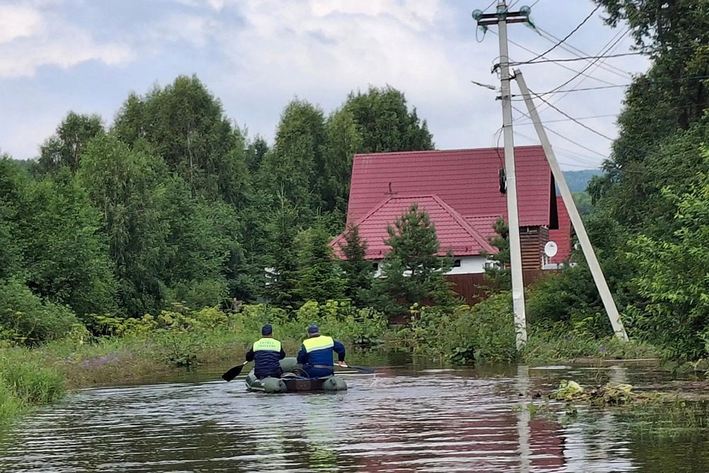 В Первоуральске от воды освободились 16 домов и 16 участков. В Первоуральске от воды освободились 16 домов и 16 участков.