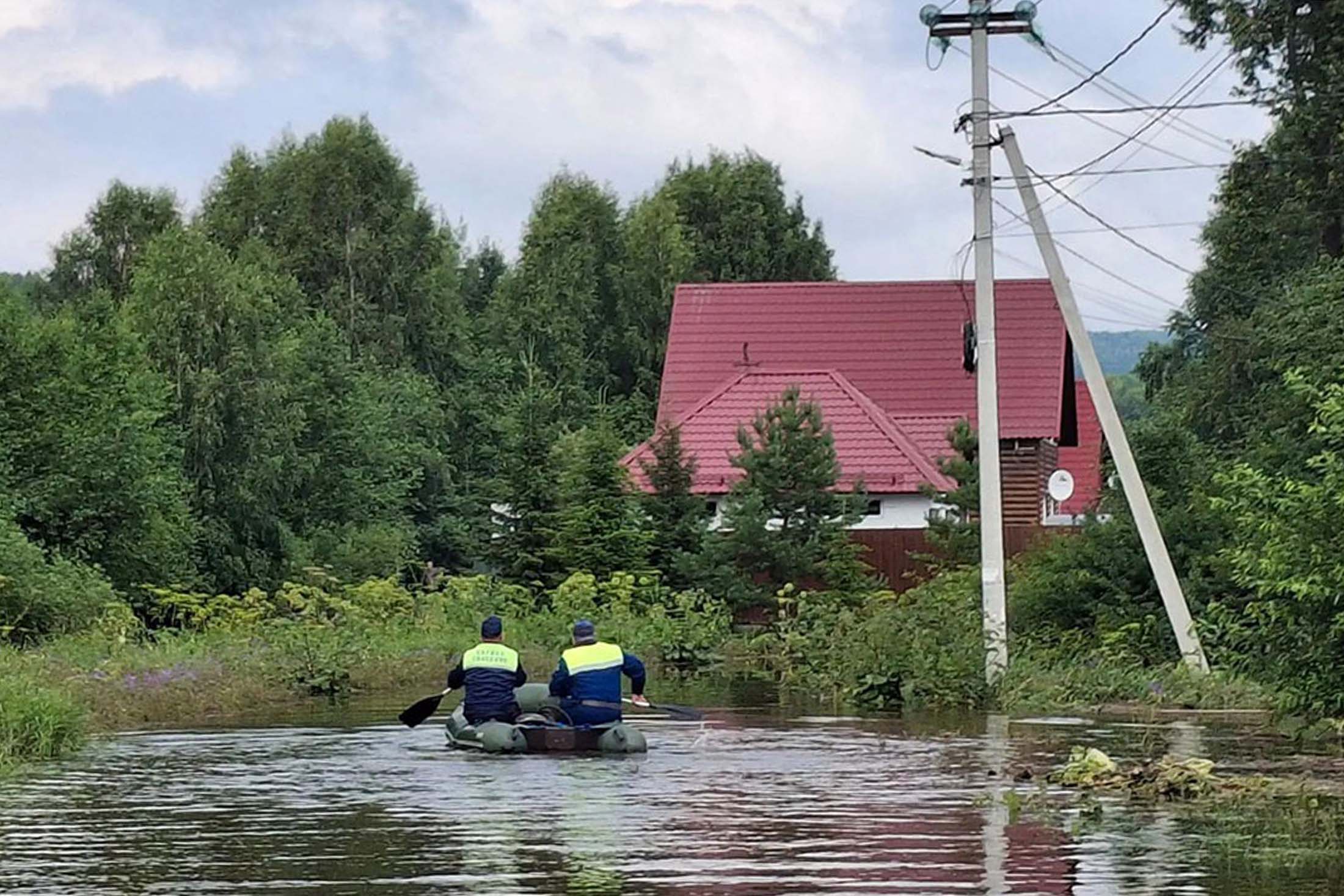 В Первоуральске от воды освободились 16 домов и 16 участков.