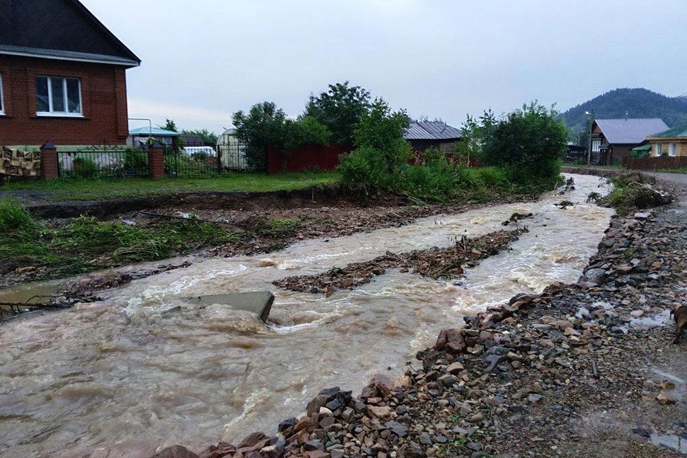 В Нижнесергинском районе продолжают бороться с последствиями стихии.