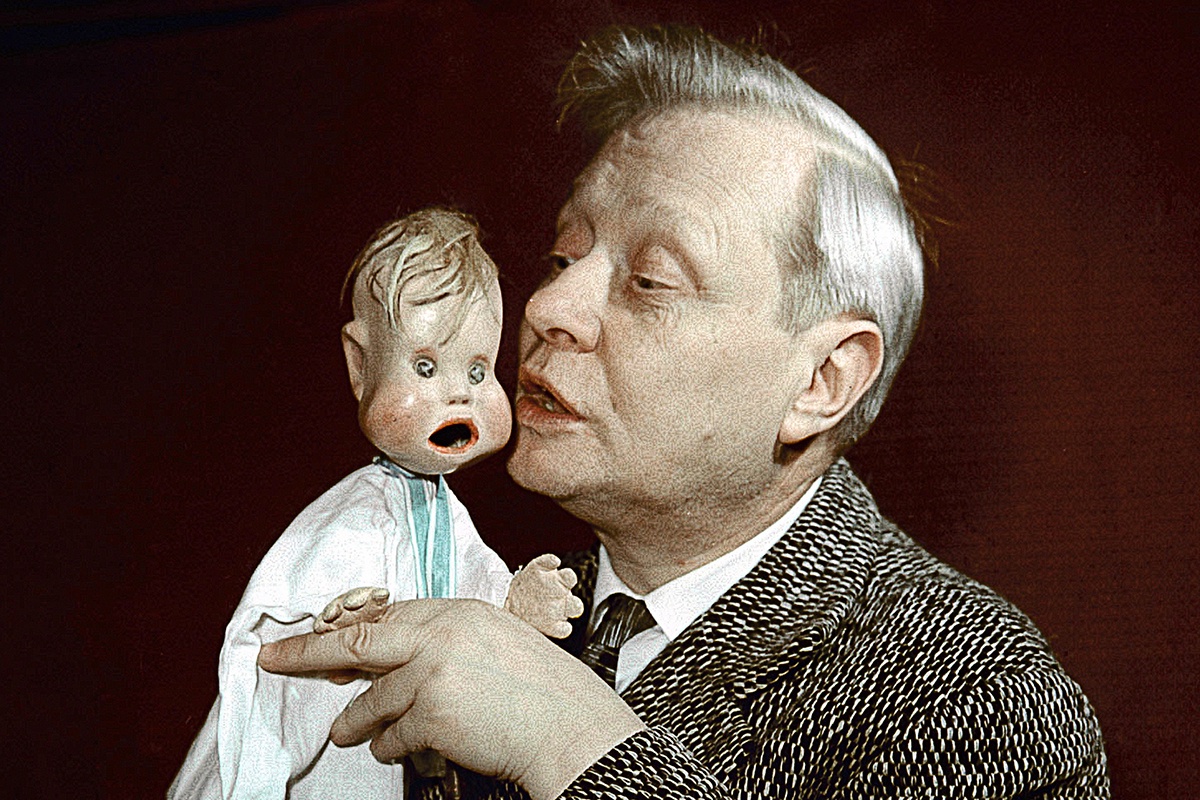 Сергей Образцов с любимой куклой Тяпой. 1961