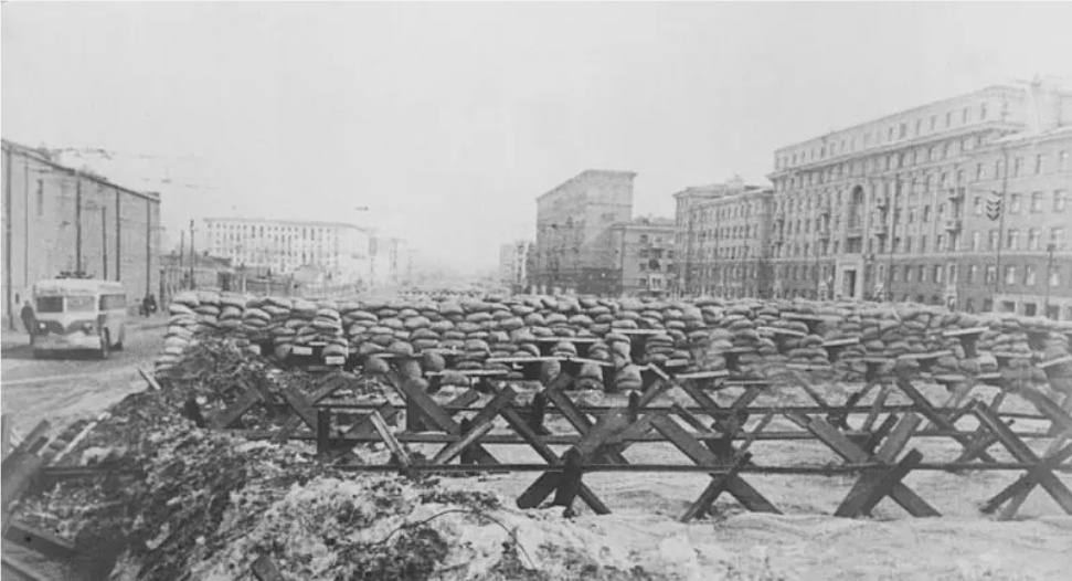 Противотанковые ежи на Можайском шоссе в Москве в 1941-м году.