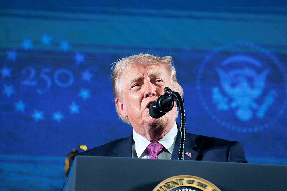 Дональд Трамп выступает с речью во время празднования 250-летия независимости США на горе Рашмор в Кистоуне, Южная Дакота. Дональд Трамп выступает с речью во время празднования 250-летия независимости США на горе Рашмор в Кистоуне, Южная Дакота.