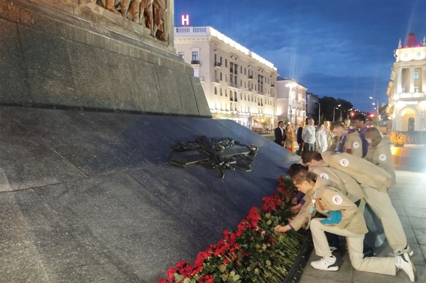 Участники "Поезда Памяти" возложили цветы к Вечному огню у монумента Победы в Минске. Участники "Поезда Памяти" возложили цветы к Вечному огню у монумента Победы в Минске.