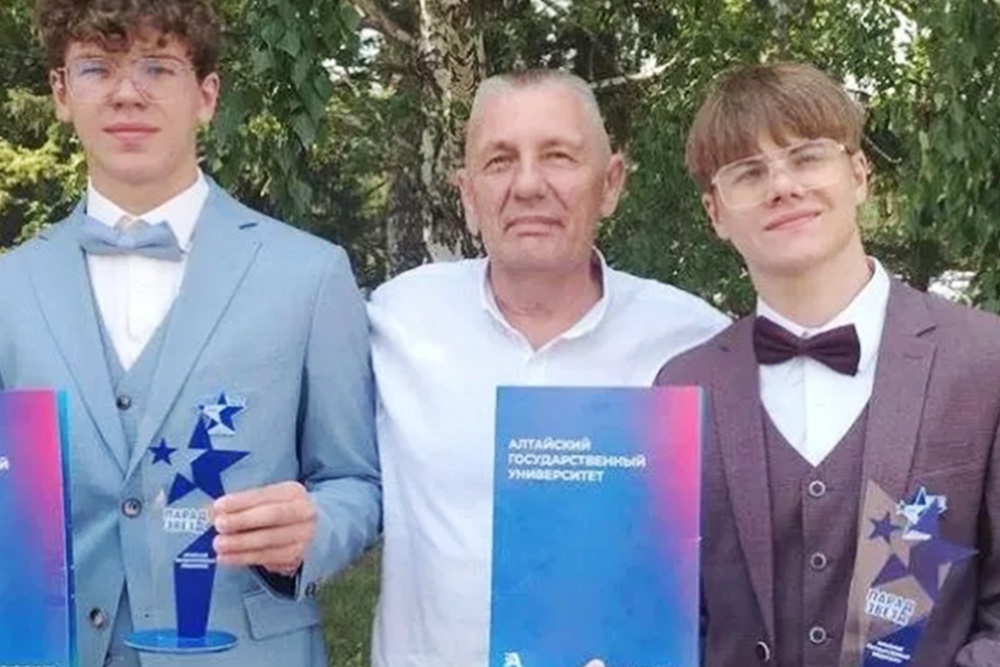 Братья-близнецы Александр и Сергей Половниковы из города Заринска получили по 100 баллов на ЕГЭ по физике.