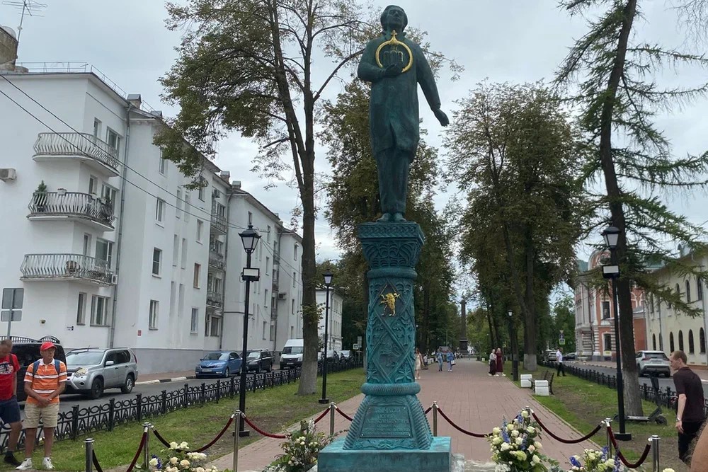 Создатель Золотого кольца Юрий Бычков был таким, как на памятнике, - все время на взлете, очень активный.
