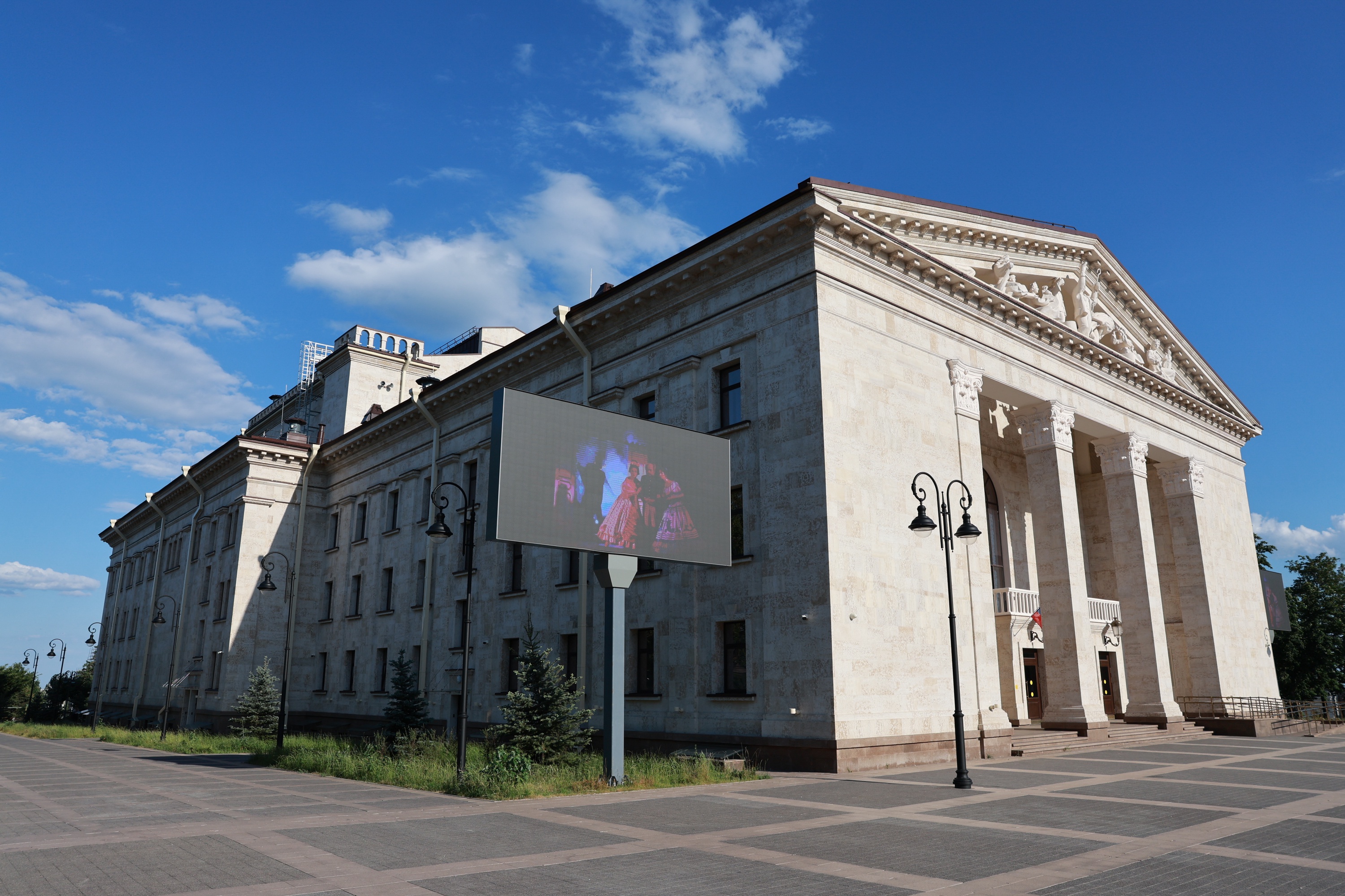 В мариупольском театре сейчас работает и "старая гвардия", не пожелавшая расстаться с городом, и влившаяся в коллектив "новая кровь".