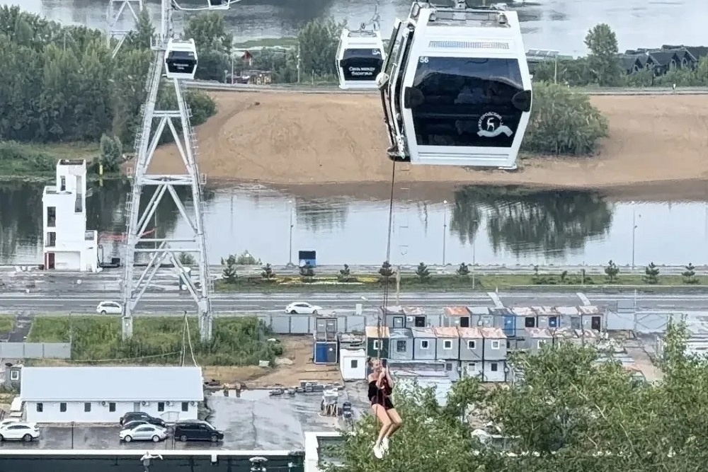 В Нижнем Новгороде люди застряли на канатной дороге В Нижнем Новгороде люди застряли на канатной дороге