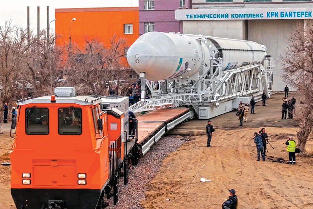 На Байконуре новая машина доставила ракету "Союз-5" на старт.