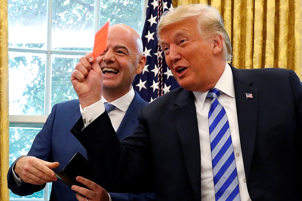 Дональд Трамп радостно помахал красной карточкой во время встречи с Инфантино в Белом доме. Дональд Трамп радостно помахал красной карточкой во время встречи с Инфантино в Белом доме.