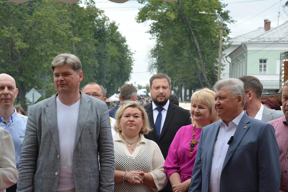 В Костроме изготовили самую большую сырную карту региона В Костроме изготовили самую большую сырную карту региона